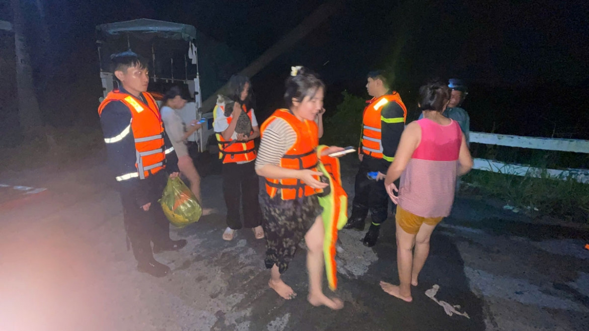 xuyen dem giai cuu nhieu nguoi dan bi mac ket giua dong nuoc xiet o tp.hcm hinh anh 4