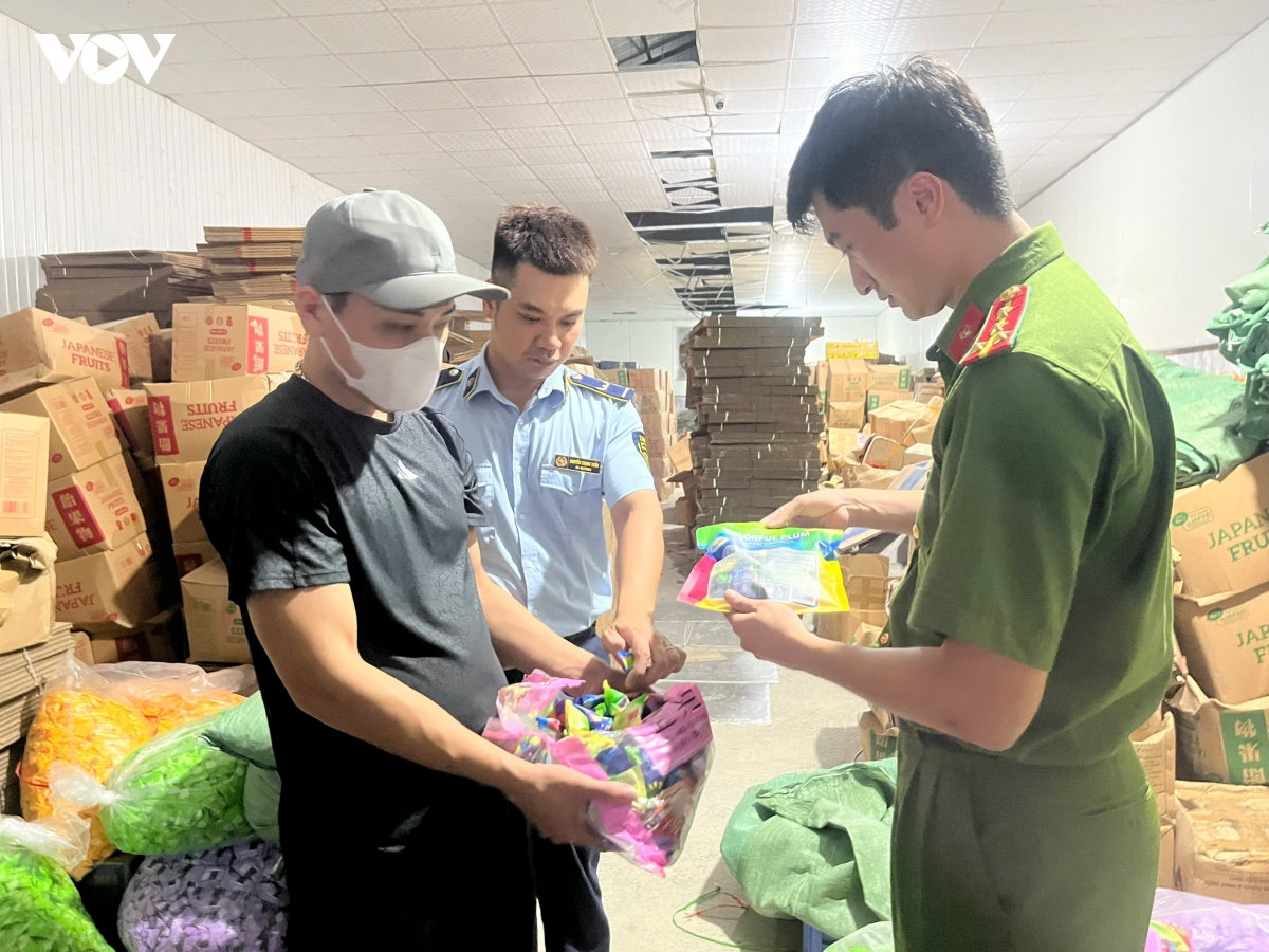khởi tố bị can sản xuất, buôn bán hàng giả là thực phẩm, giả mạo nguồn gốc xuất xứ hình ảnh 1 khoi to bi can san xuat, buon ban hang gia la thuc pham, gia mao nguon goc xuat xu hinh anh 1