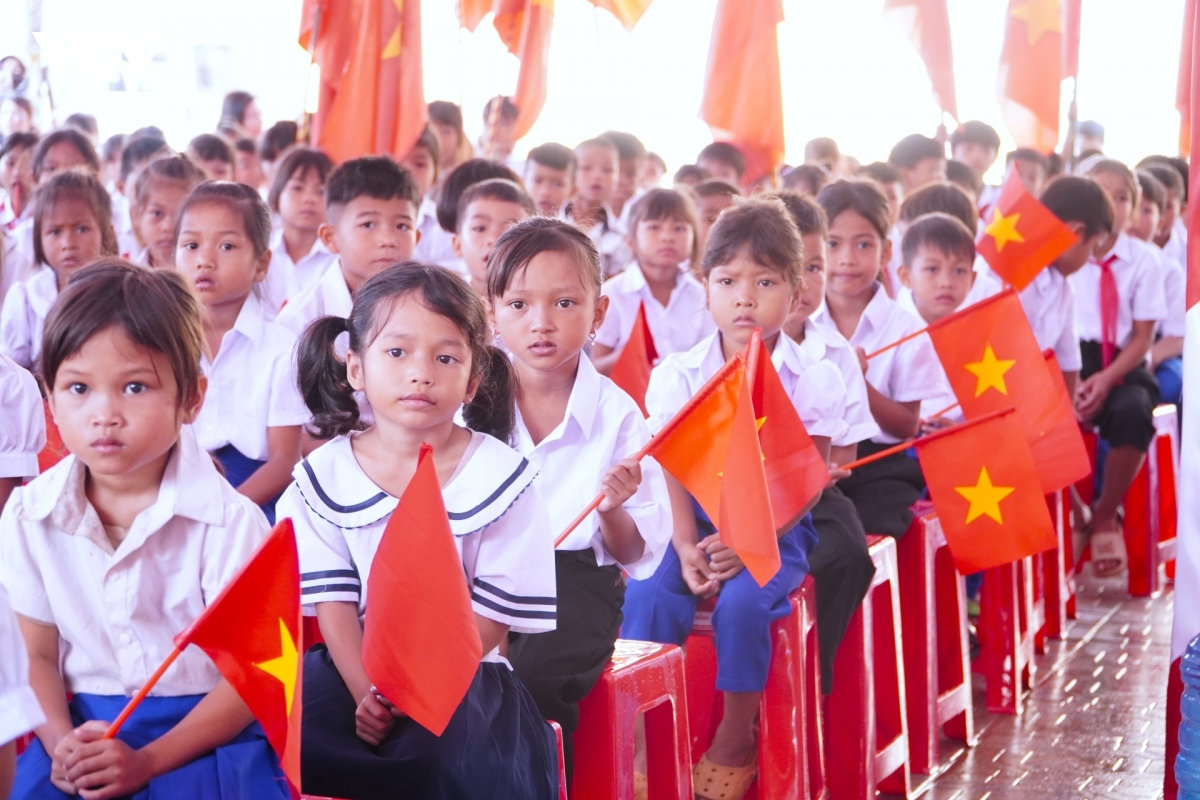 truong hoc bien gioi tao co hoi hoc tap tot cho hoc sinh dong bao dan toc thieu so hinh anh 3