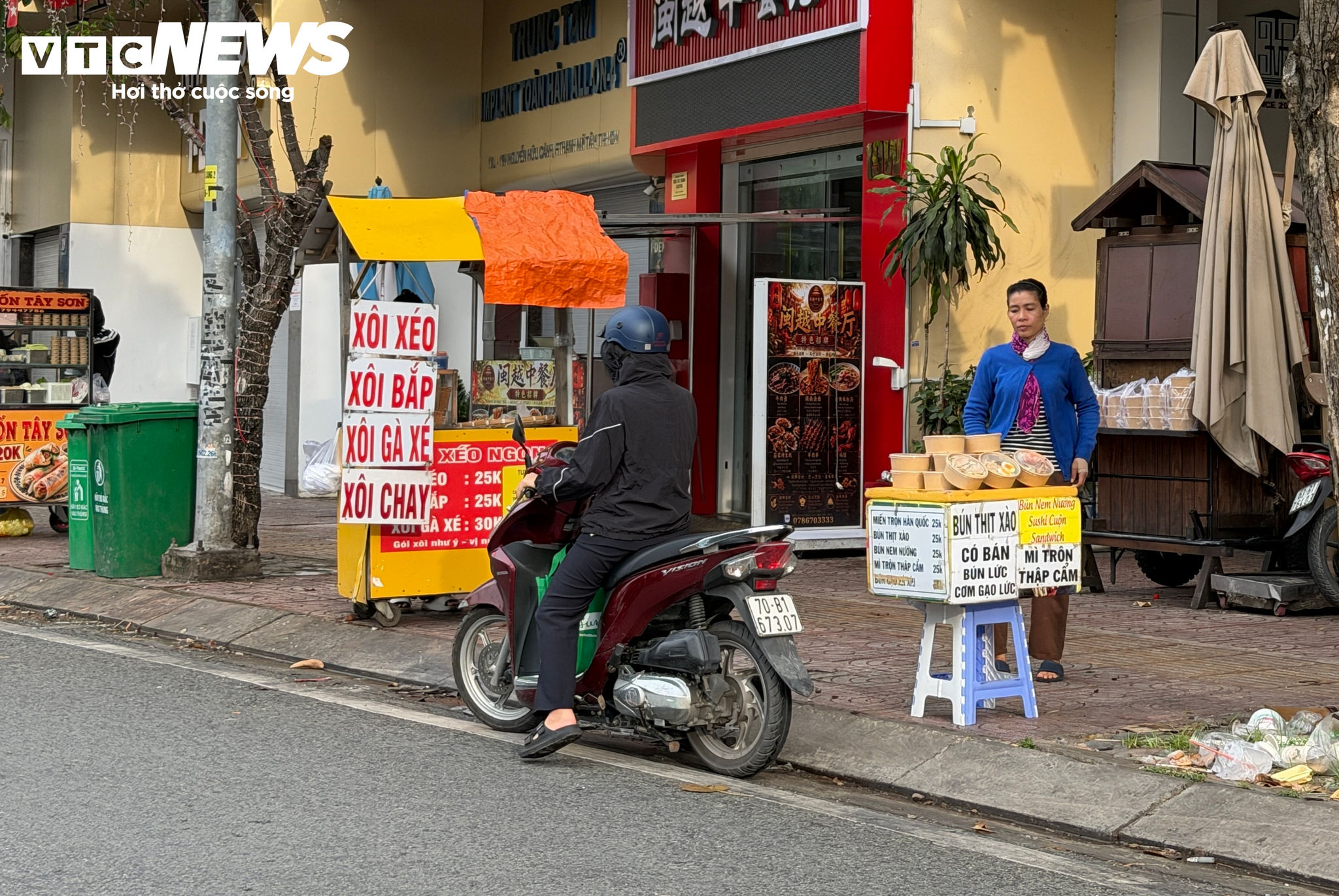 Người dân TP.HCM mua đồ ăn sáng trên đường đi làm, trong đó bánh mì và xôi là những lựa chọn phổ biến với mức giá vừa túi tiền.