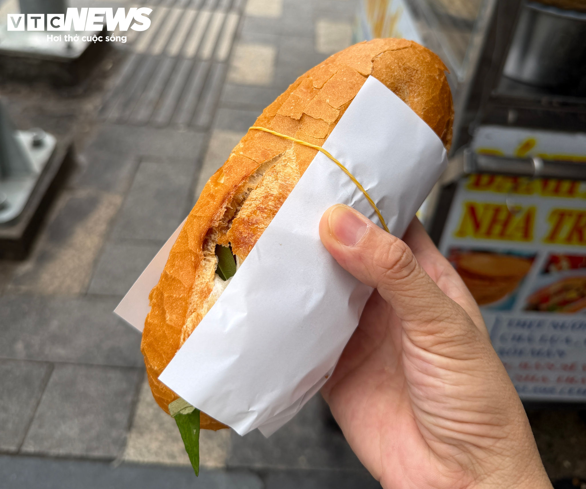 Một ổ bánh mì hiện có giá khoảng 25.000-35.000 đồng, trở thành lựa chọn quen thuộc của người dân cho bữa sáng nhanh gọn.