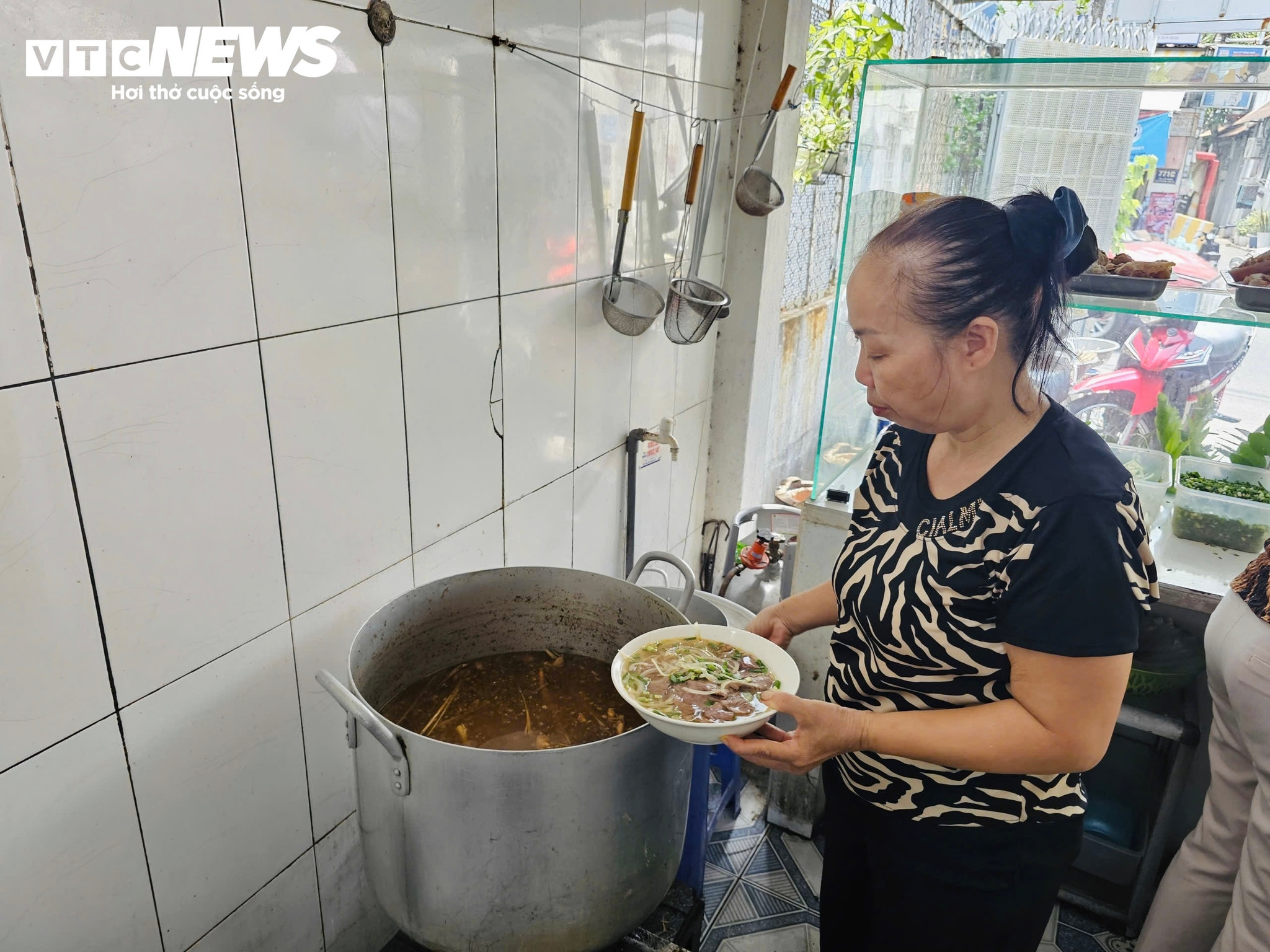 Một phần bún bò có giá 45.000 đồng/tô tại quán của bà Đoàn Thị Thu, tăng 5.000 đồng so với trước đây.