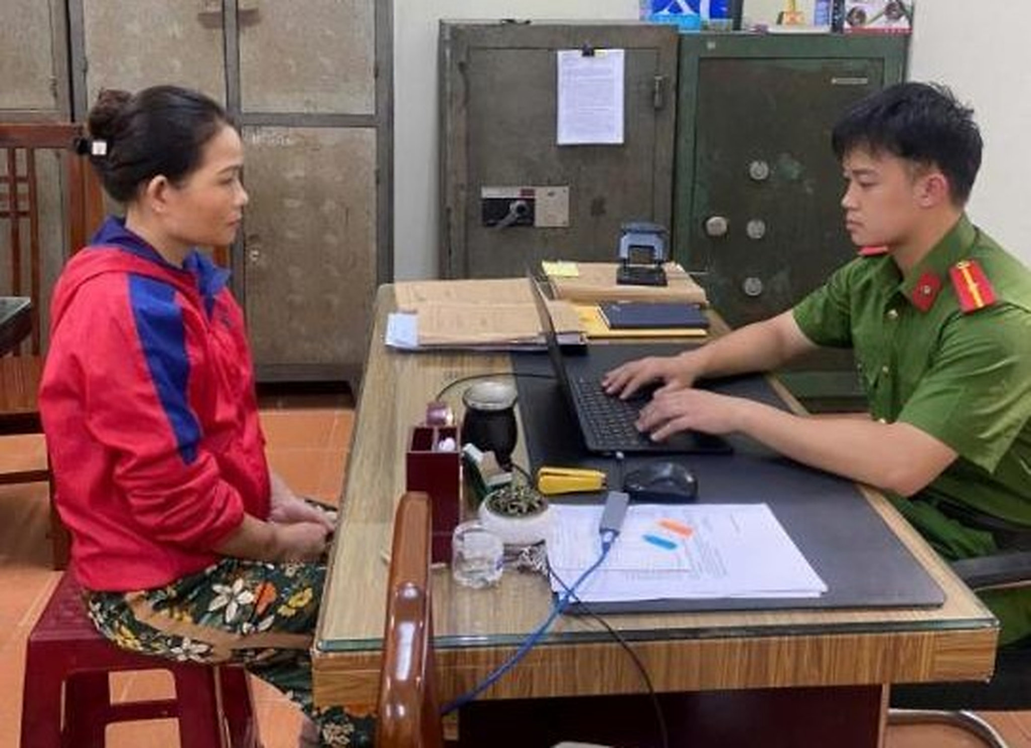 Công an làm việc với Bùi Thị Hạnh. (Ảnh: Công an Lạng Sơn).