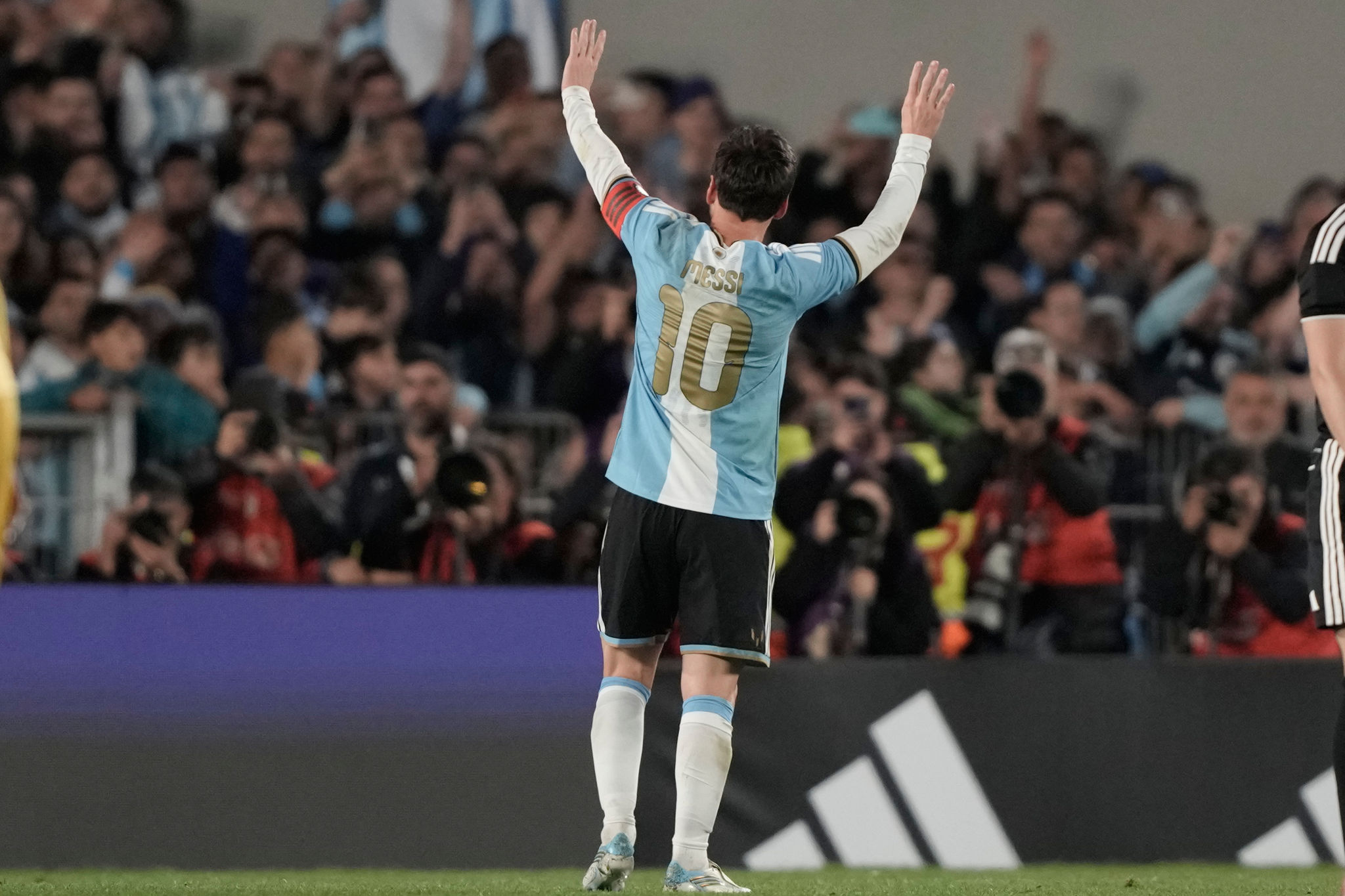 Messi mặc bộ trang phục đặc biệt, chứa đựng nhiều chi tiết tri ân huyền thoại của đội tuyển Argentina. Sọc màu xanh da trời và trắng truyền thống vẫn được giữ nguyên, nhưng phần huy hiệu Argentina, số áo cùng những chi tiết trang trí được phủ màu vàng nổi bật. (Ảnh: AP)