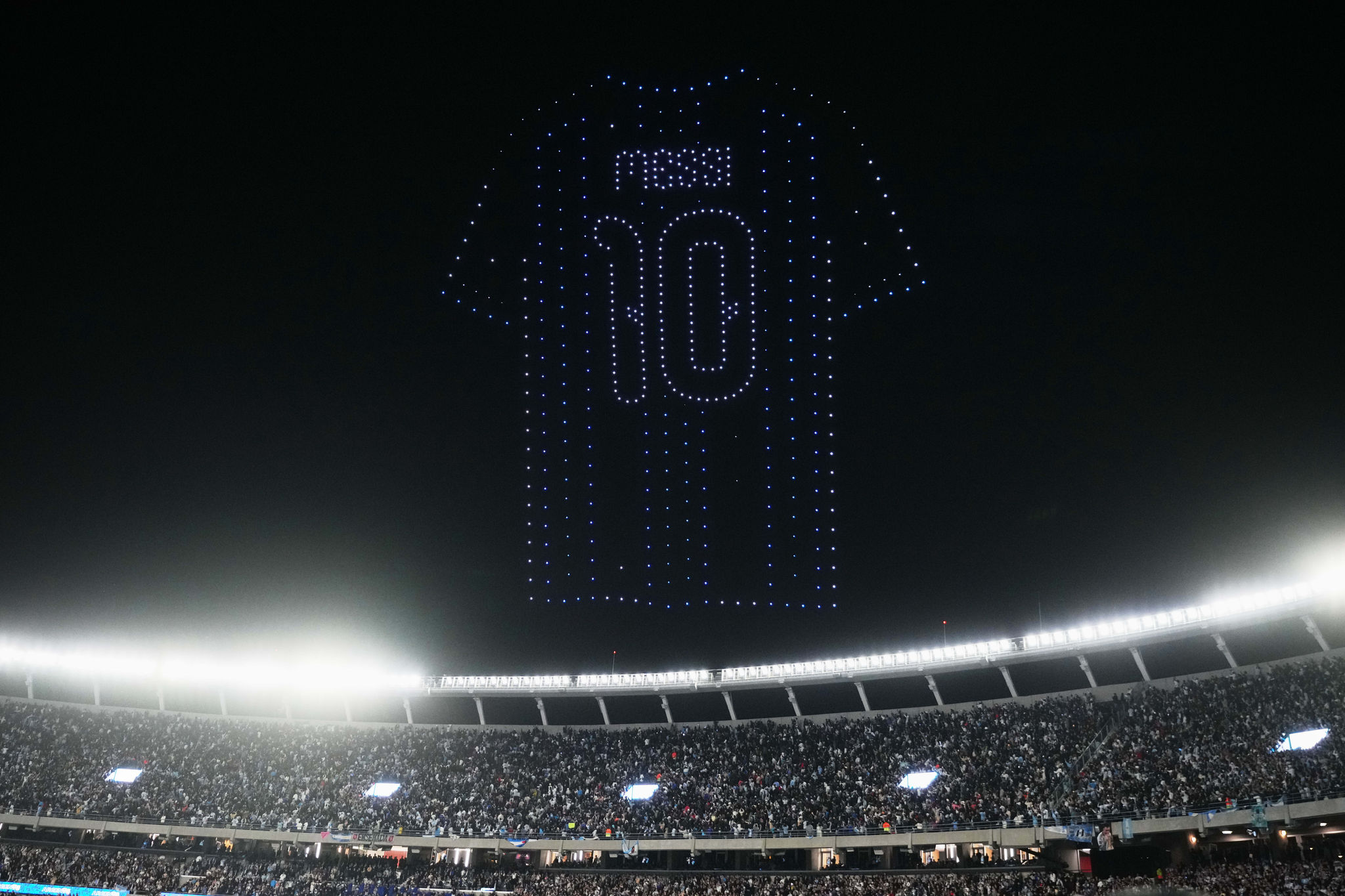 Màn trình diễn ánh sáng bằng máy bay không người lái tái hiện chiếc áo đấu của Lionel Messi diễn ra sau trận đấu. (Ảnh: AP)