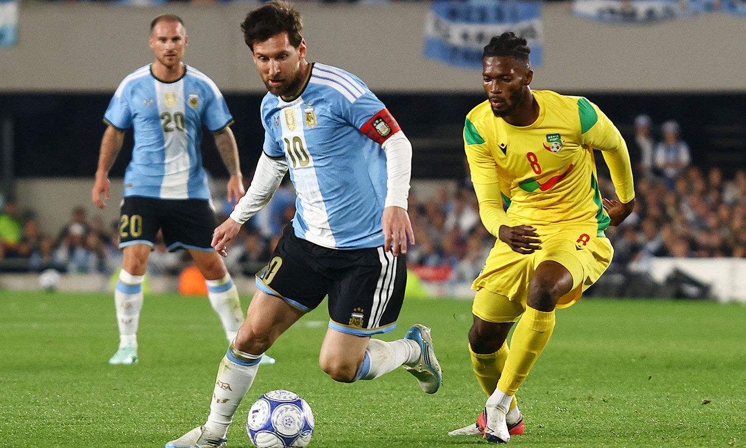 Các cầu thủ Argentina cố gắng dồn bóng cho Messi. Siêu sao 39 tuổi là nhân vật chính của trận đấu này. (Ảnh: Reuters)