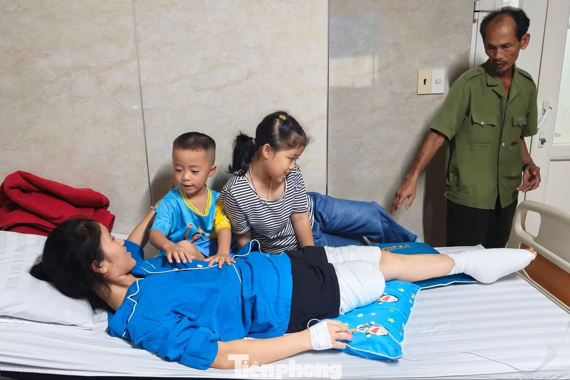 Cô Hiền xúc động khi được gần hai con nhỏ sau thời gian dài xa cách.
