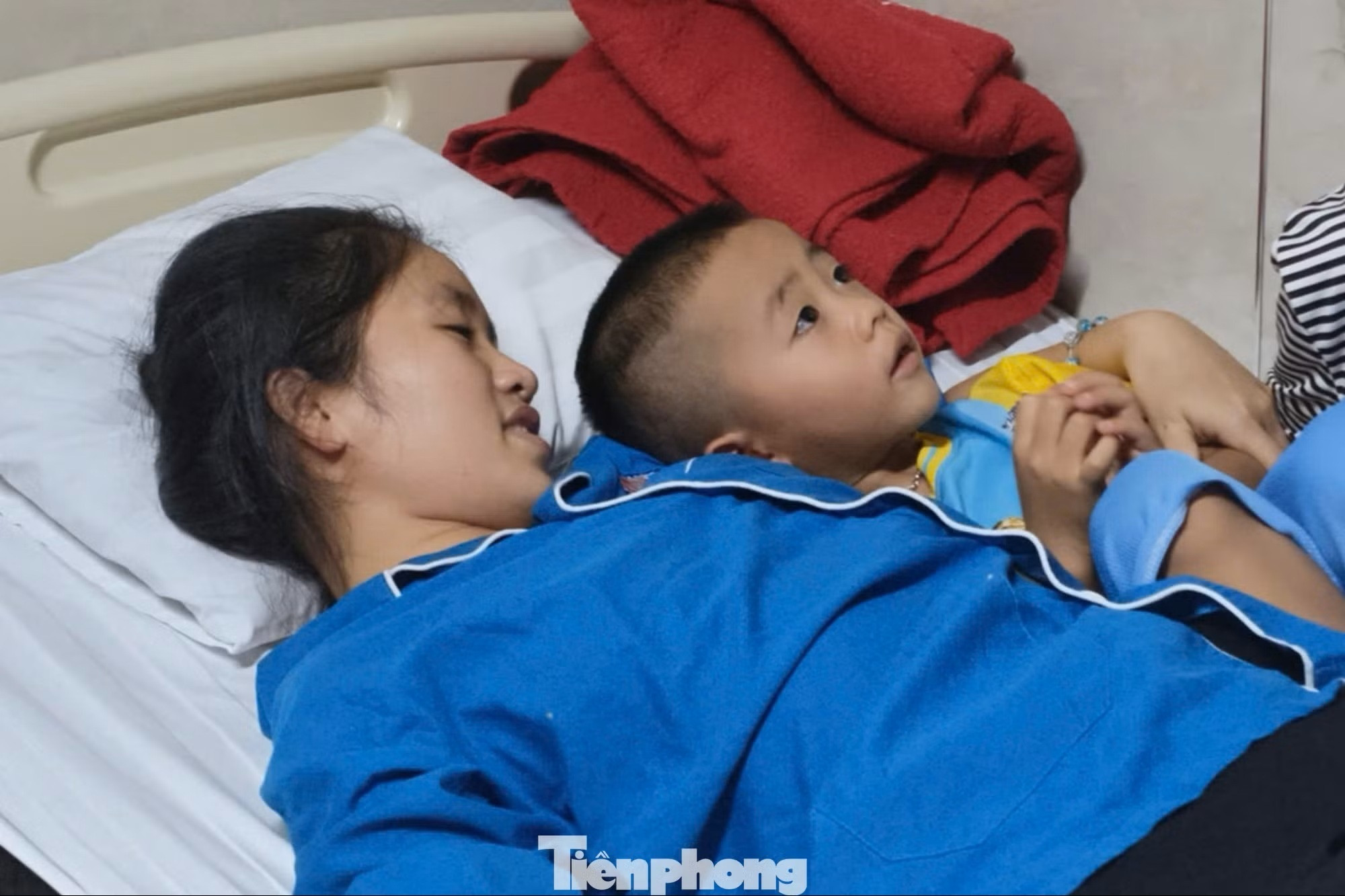 Cô Hiền ôm con vào lòng sau hơn một tháng xa cách.