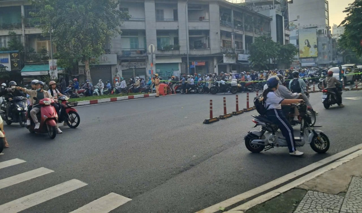 Đổ cây lớn tại trung tâm tp.hcm vào giờ cao điểm, giao thông ùn tắc nghiêm trọng hình ảnh 2 Do cay lon tai trung tam tp.hcm vao gio cao diem, giao thong un tac nghiem trong hinh anh 2
