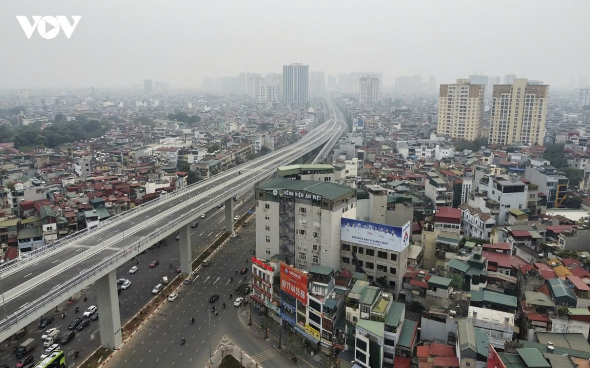 ha noi chuan bi dua cay xanh len tru cau, ham chui va nha cho xe buyt hinh anh 1
