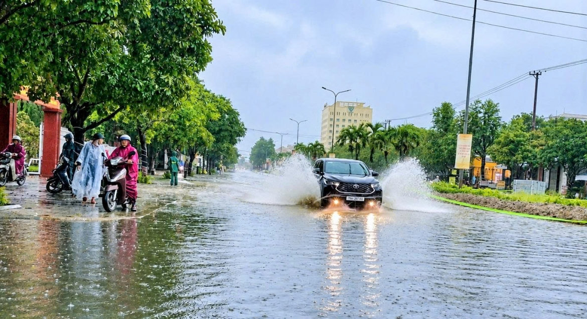 mưa lớn, nhiều tuyến đường phía nam Đà nẵng ngập nước hình ảnh 3 mua lon, nhieu tuyen duong phia nam Da nang ngap nuoc hinh anh 3