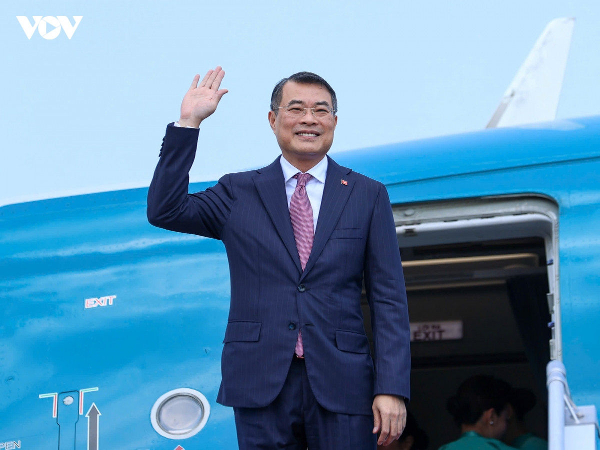 thủ tướng lê minh hưng lên đường thăm chính thức lào và campuchia hình ảnh 1 thu tuong le minh hung len duong tham chinh thuc lao va campuchia hinh anh 1