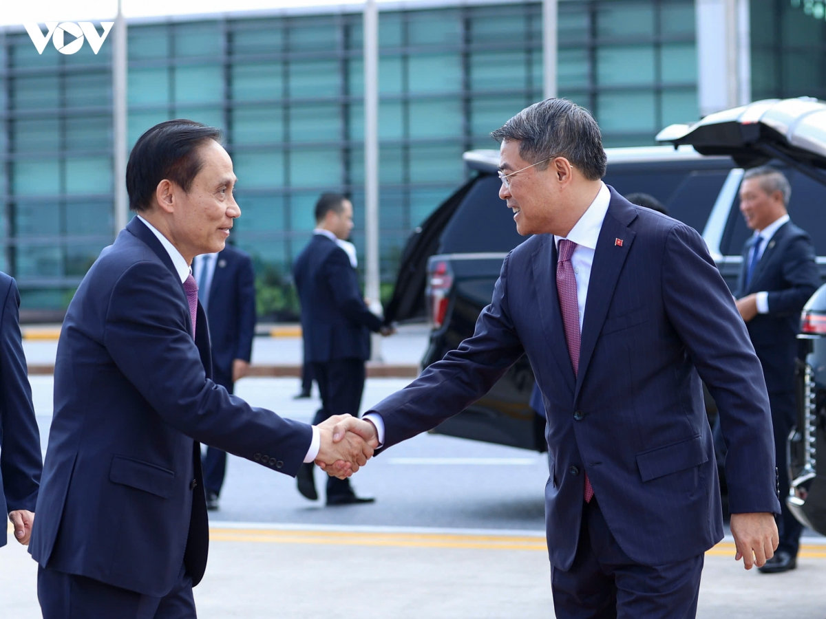 thủ tướng lê minh hưng lên đường thăm chính thức lào và campuchia hình ảnh 2 thu tuong le minh hung len duong tham chinh thuc lao va campuchia hinh anh 2