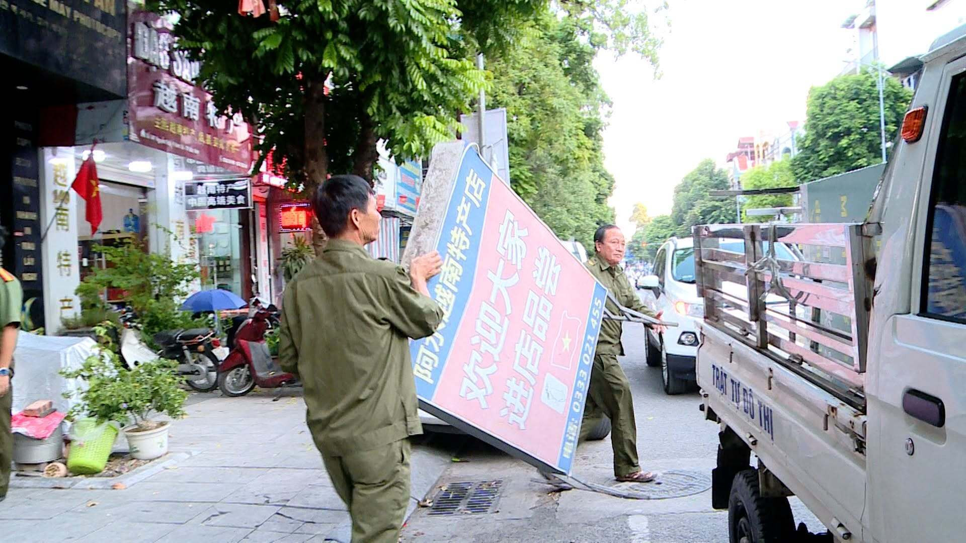 Phường Kinh Bắc, thành phố Bắc Ninh xử lý biển hiệu vi phạm.