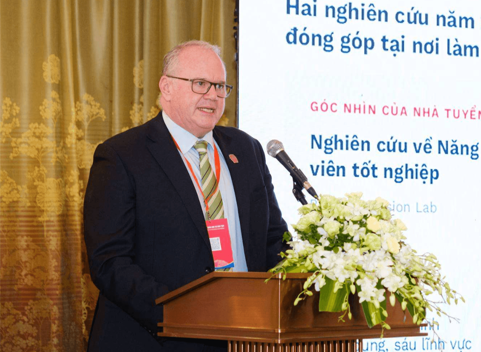 TS Paul Bennett, Giám đốc Khối Marketing và Tuyển sinh của Trường Đại học Anh Quốc Việt Nam chia sẻ báo cáo.