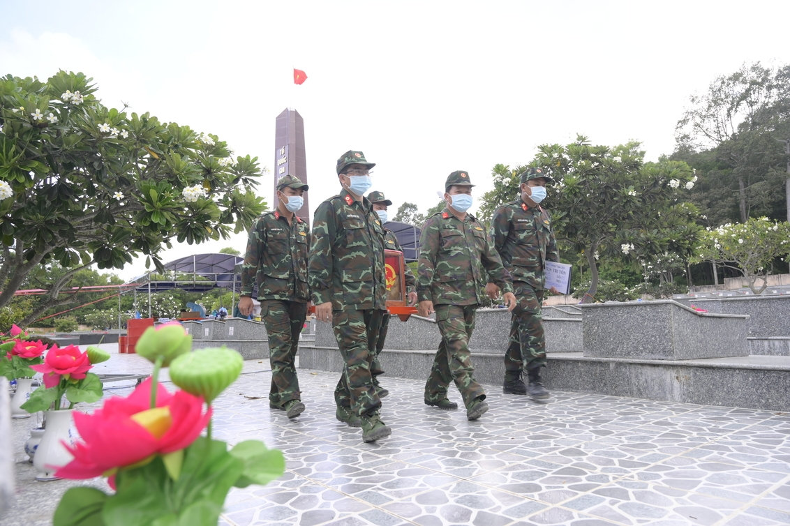 an giang hoàn thành lấy mẫu sinh phẩm tại hơn 15.000 phần mộ liệt sĩ hình ảnh 7 an giang hoan thanh lay mau sinh pham tai hon 15.000 phan mo liet si hinh anh 7