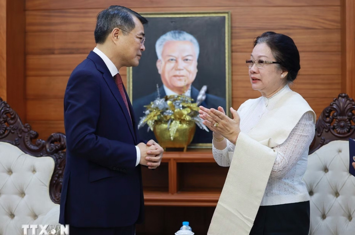 thủ tướng lê minh hưng thăm gia đình cố chủ tịch quốc hội lào xaysomphone phomviha hình ảnh 2 thu tuong le minh hung tham gia dinh co chu tich quoc hoi lao xaysomphone phomviha hinh anh 2