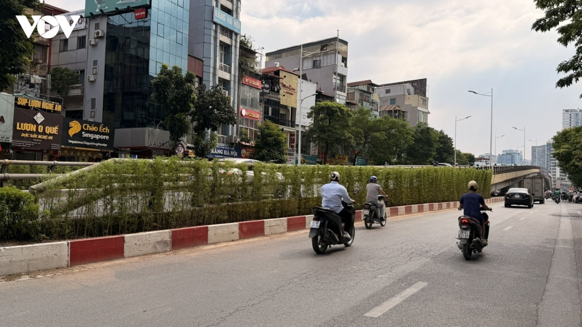 ha noi bat dau thi diem phu xanh tru cau, ham chui, nha cho xe buyt hinh anh 14