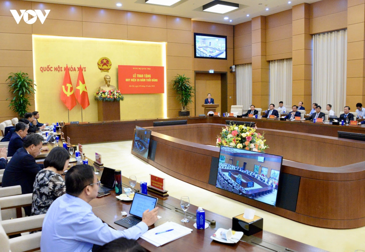 chu tich quoc hoi tran thanh man du le trao tang huy hieu 35 tuoi Dang hinh anh 1