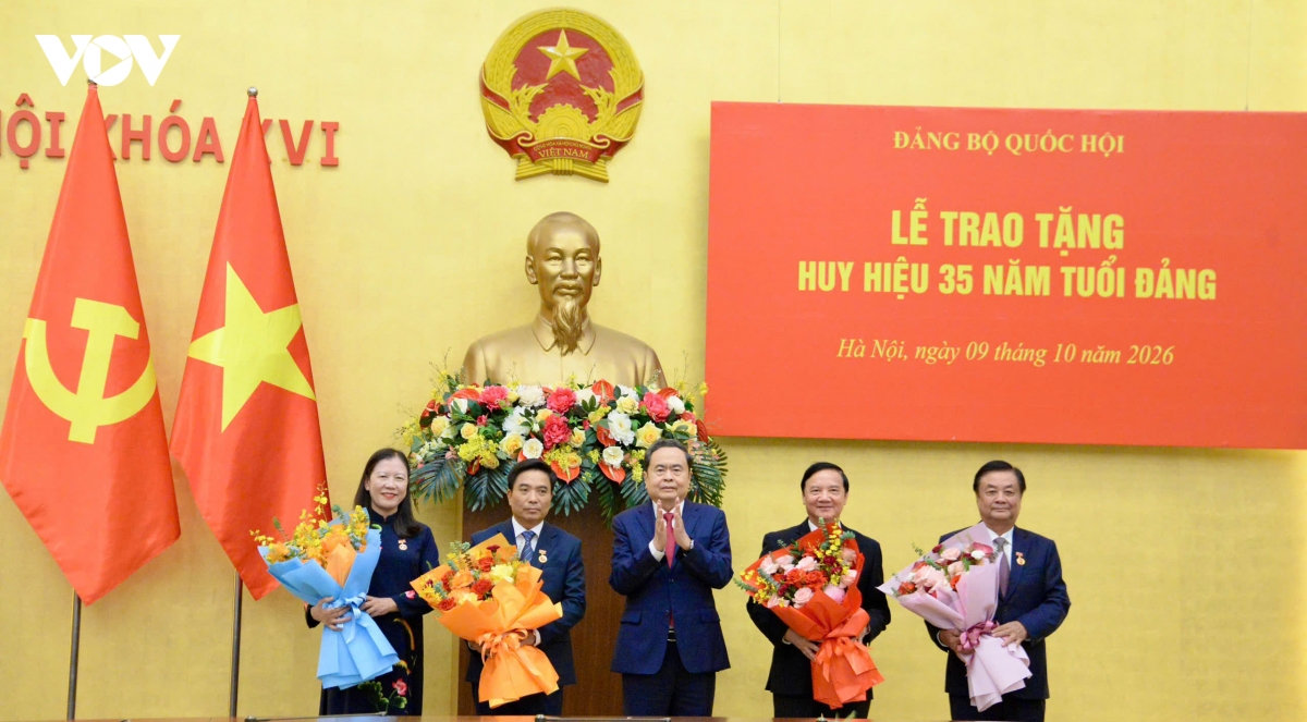 chu tich quoc hoi tran thanh man du le trao tang huy hieu 35 tuoi Dang hinh anh 2