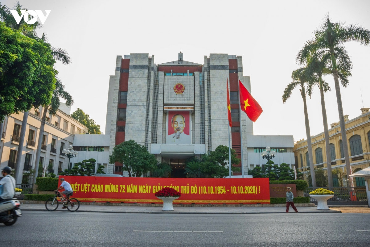 pho phuong ha noi ruc ro co hoa mung ky niem 72 nam ngay giai phong thu do hinh anh 1