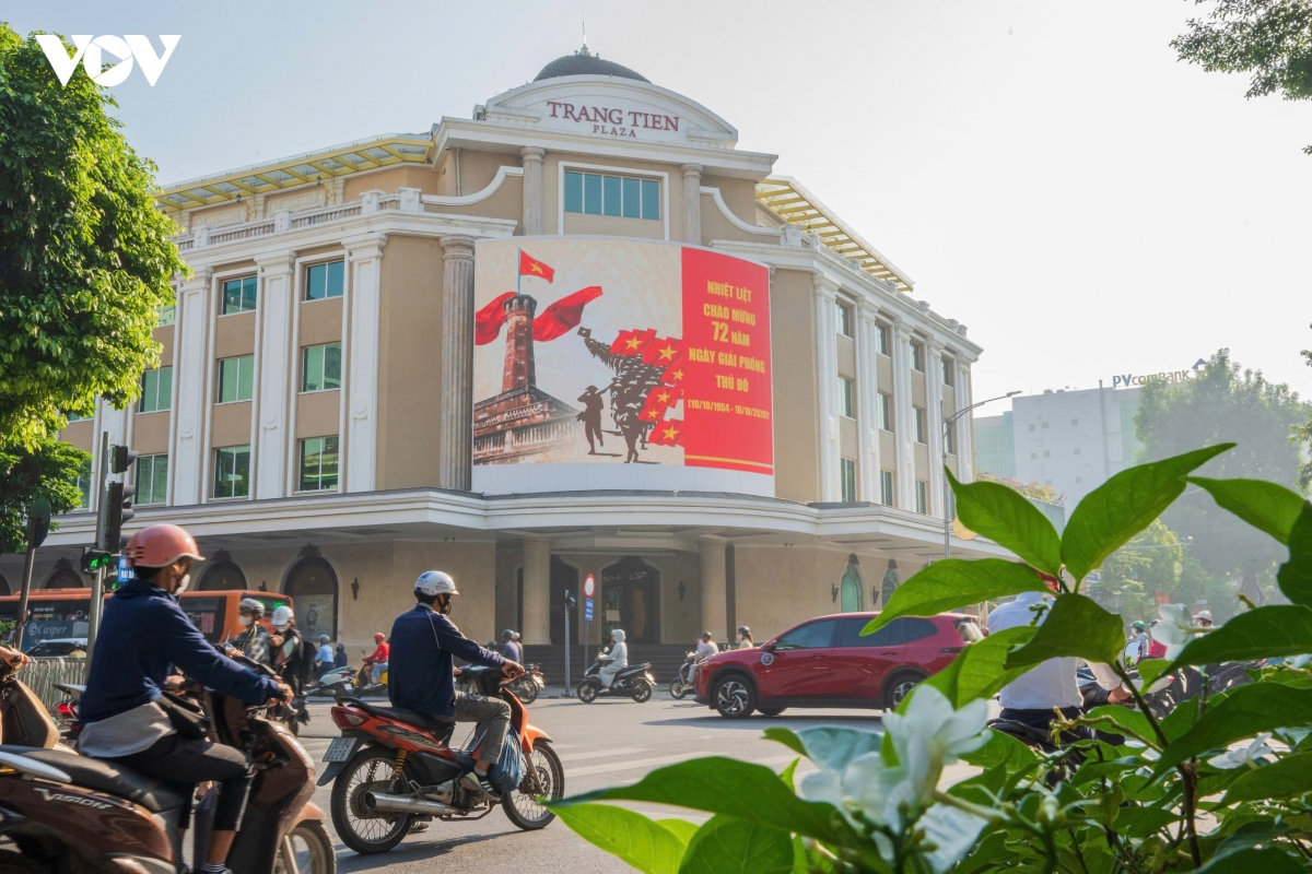 pho phuong ha noi ruc ro co hoa mung ky niem 72 nam ngay giai phong thu do hinh anh 7