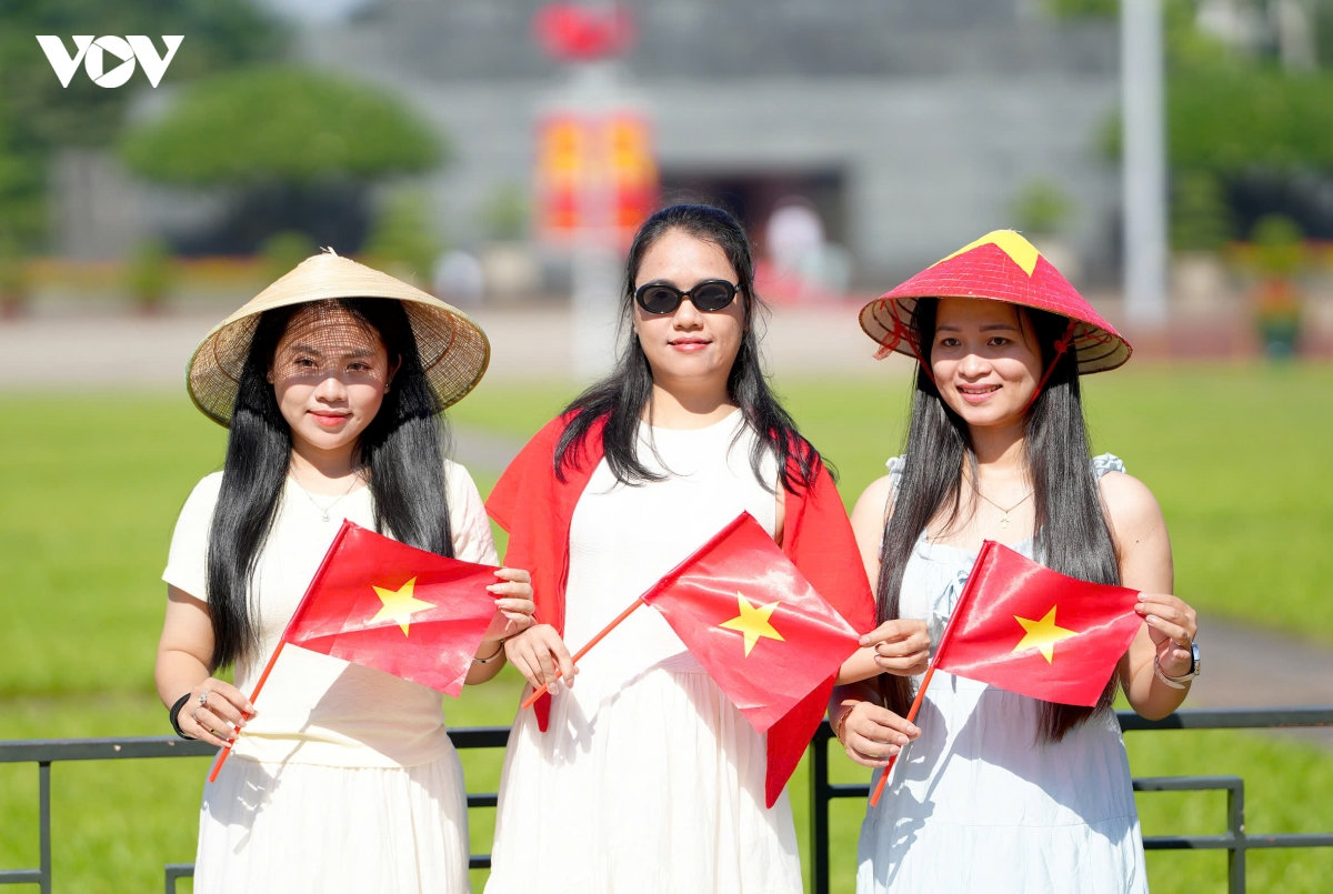 pho phuong ha noi ruc ro co hoa mung ky niem 72 nam ngay giai phong thu do hinh anh 12