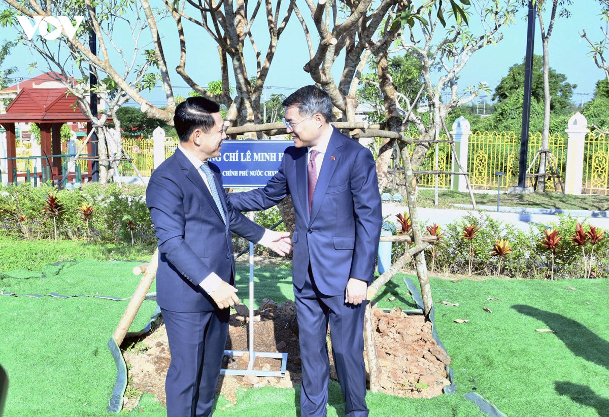hai thu tuong viet nam va lao trong cay tai cong vien huu nghi lao - viet nam hinh anh 6