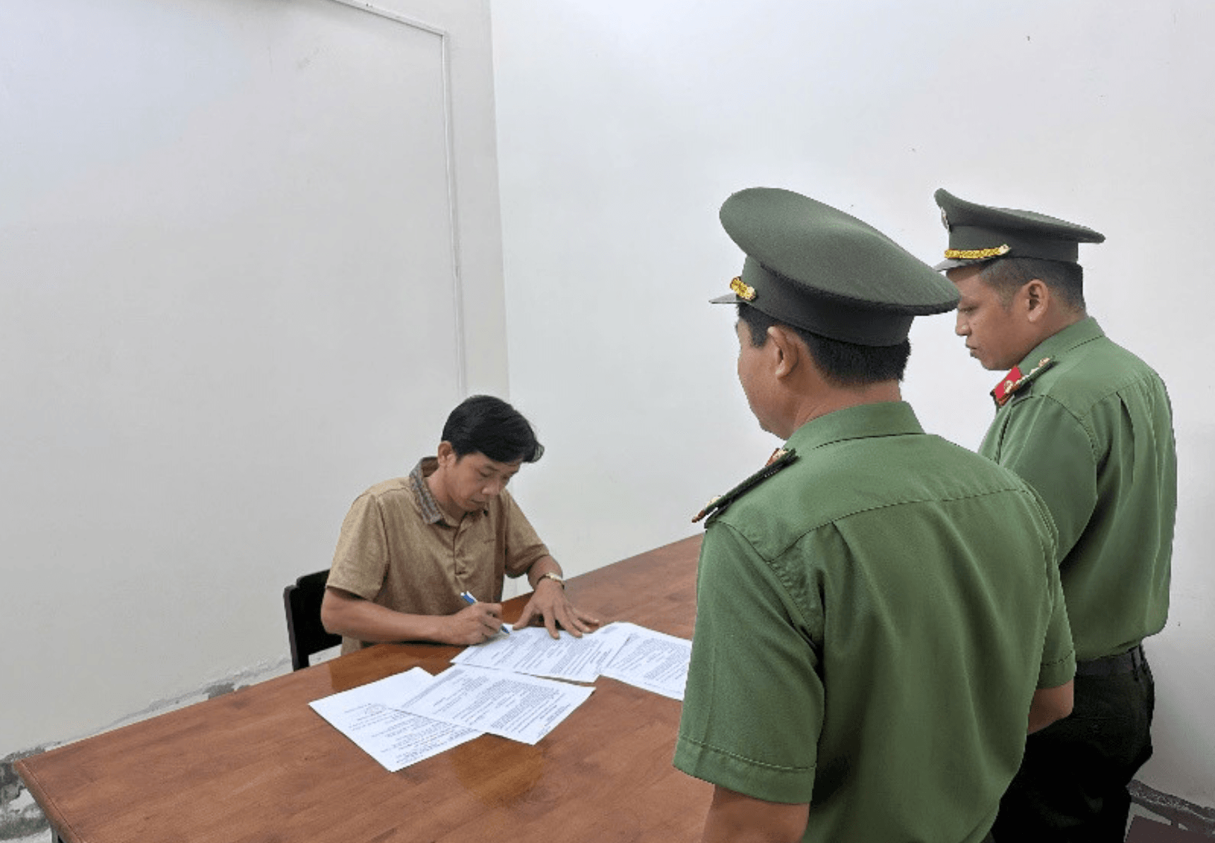 Cơ quan An ninh điều tra, Công an TP Cần Thơ tống đạt các quyết định đối với bị can Dư Thành Đạt. (Ảnh: Công an TP Cần Thơ)