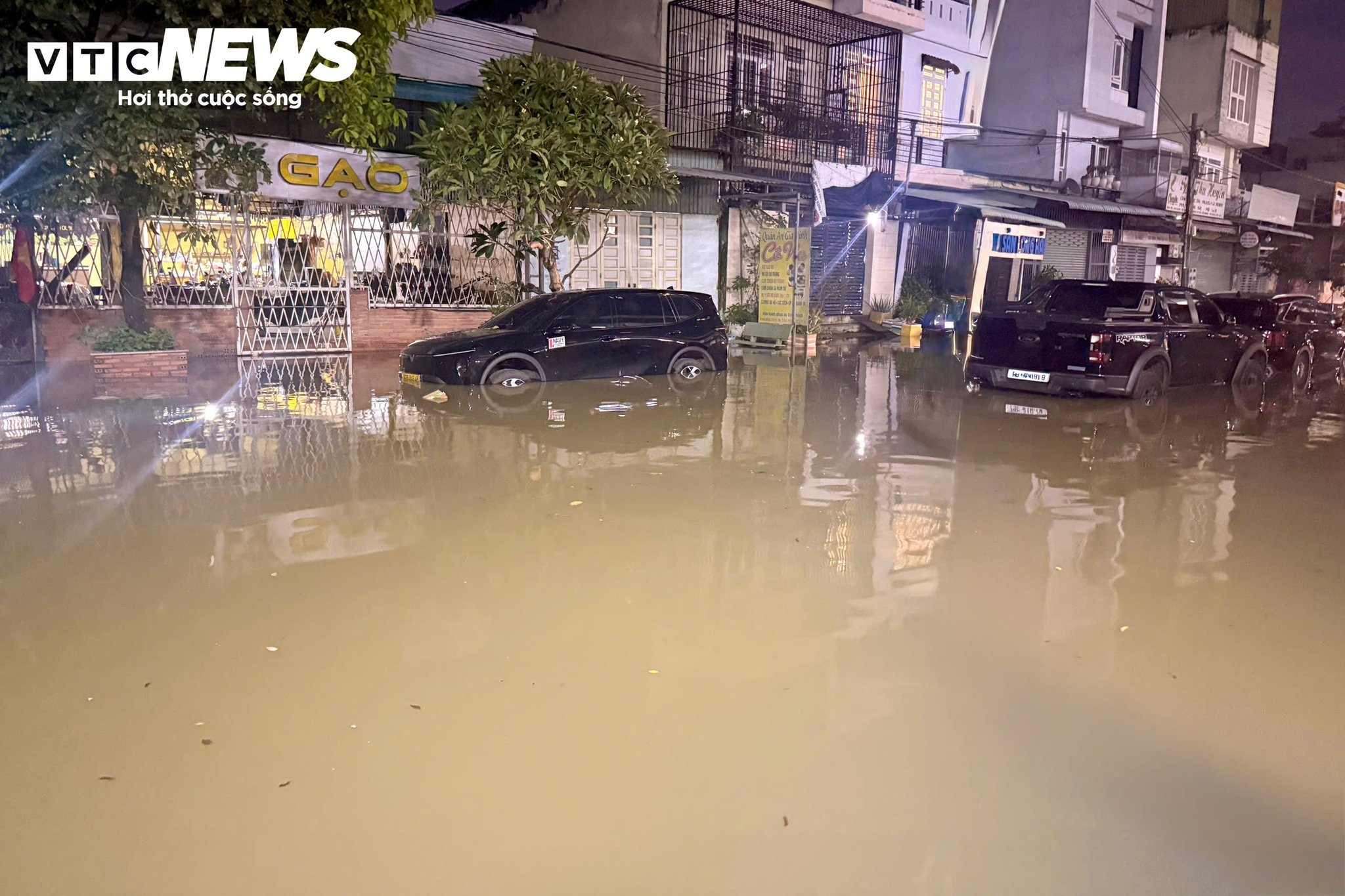 Theo ghi nhận của PV Báo Điện tử VTC News tại khu dân cư Tân Vũ Minh và những tuyến đường lân cận, khoảng 4h15, nước bắt đầu dâng lên mặt đường. Chỉ 15 phút sau nước đã tràn ngang đường và tiếp tục lên nhanh.