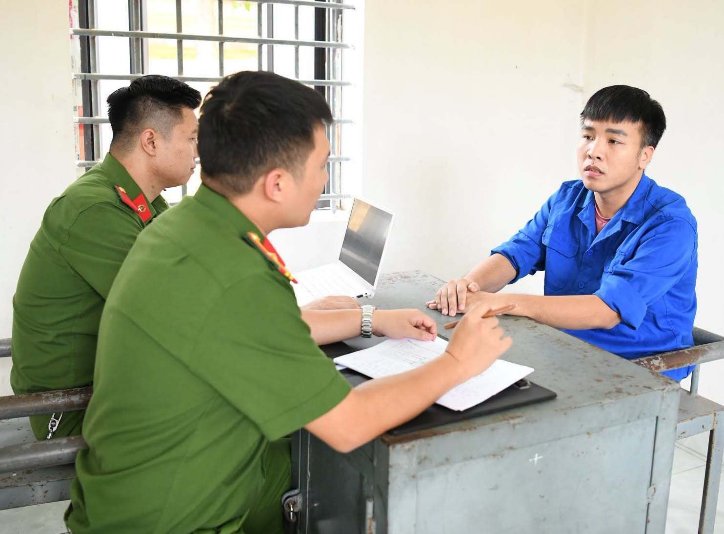 Cơ quan công an lấy lời khai bị can Vũ Tùng Linh.