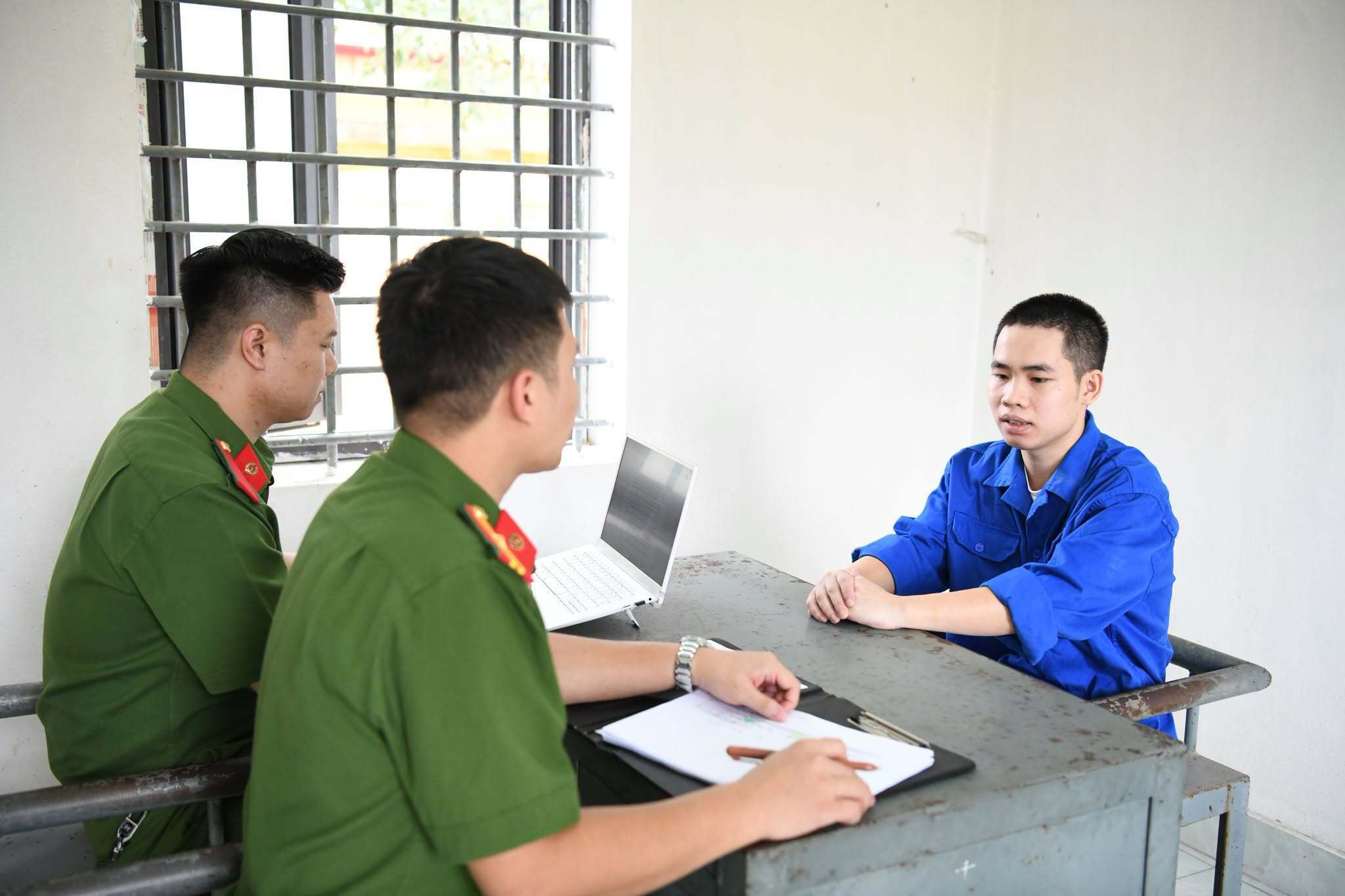 Nguyễn Văn Nam tại cơ quan công an.