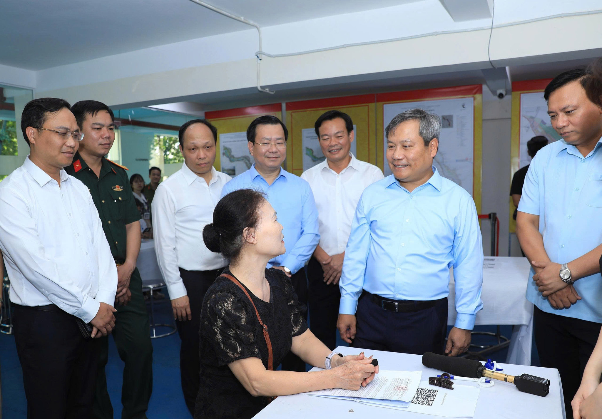 Chủ tịch Vũ Đại Thắng kiểm tra công tác tổ chức lấy ý kiến cộng đồng dân cư tại trụ sở Ban Chỉ huy quân sự phường Hồng Hà.