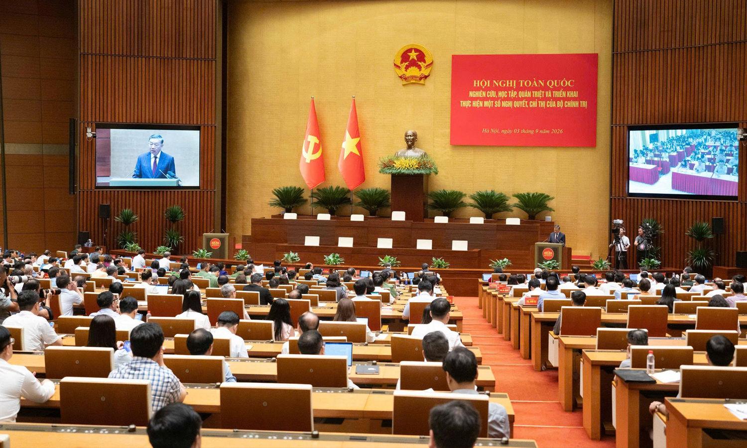 Quang cảnh Hội nghị toàn quốc nghiên cứu, học tập, quán triệt và triển khai thực hiện một số Nghị quyết, Chỉ thị của Bộ chính trị được tổ chức tại Nhà Quốc hội, sáng 3/9.