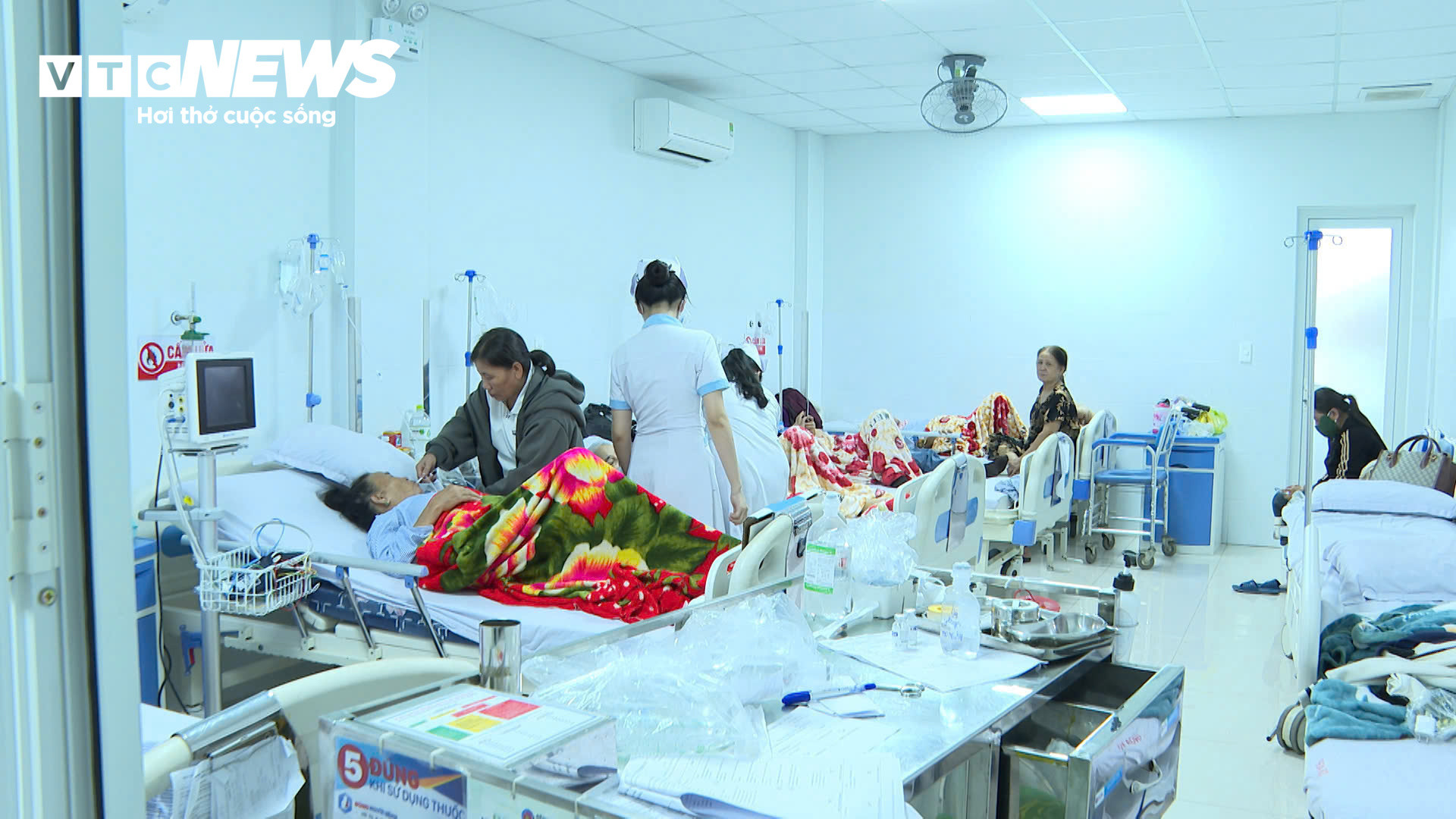 Nhiều người nhập viện sau khi ăn bánh mì ở Quảng Ngãi.