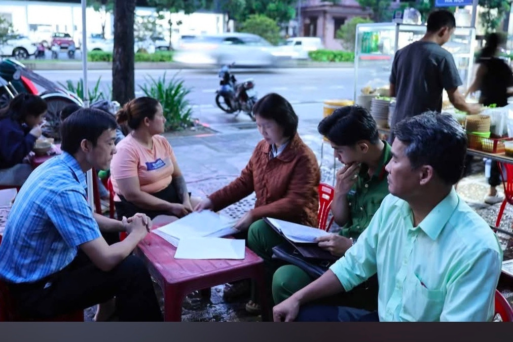 Lực lượng chức năng kiểm tra, lập biên bản vi phạm đối với quán bún bò Bo Mập. (Ảnh: UBND phường Thuận Hóa)