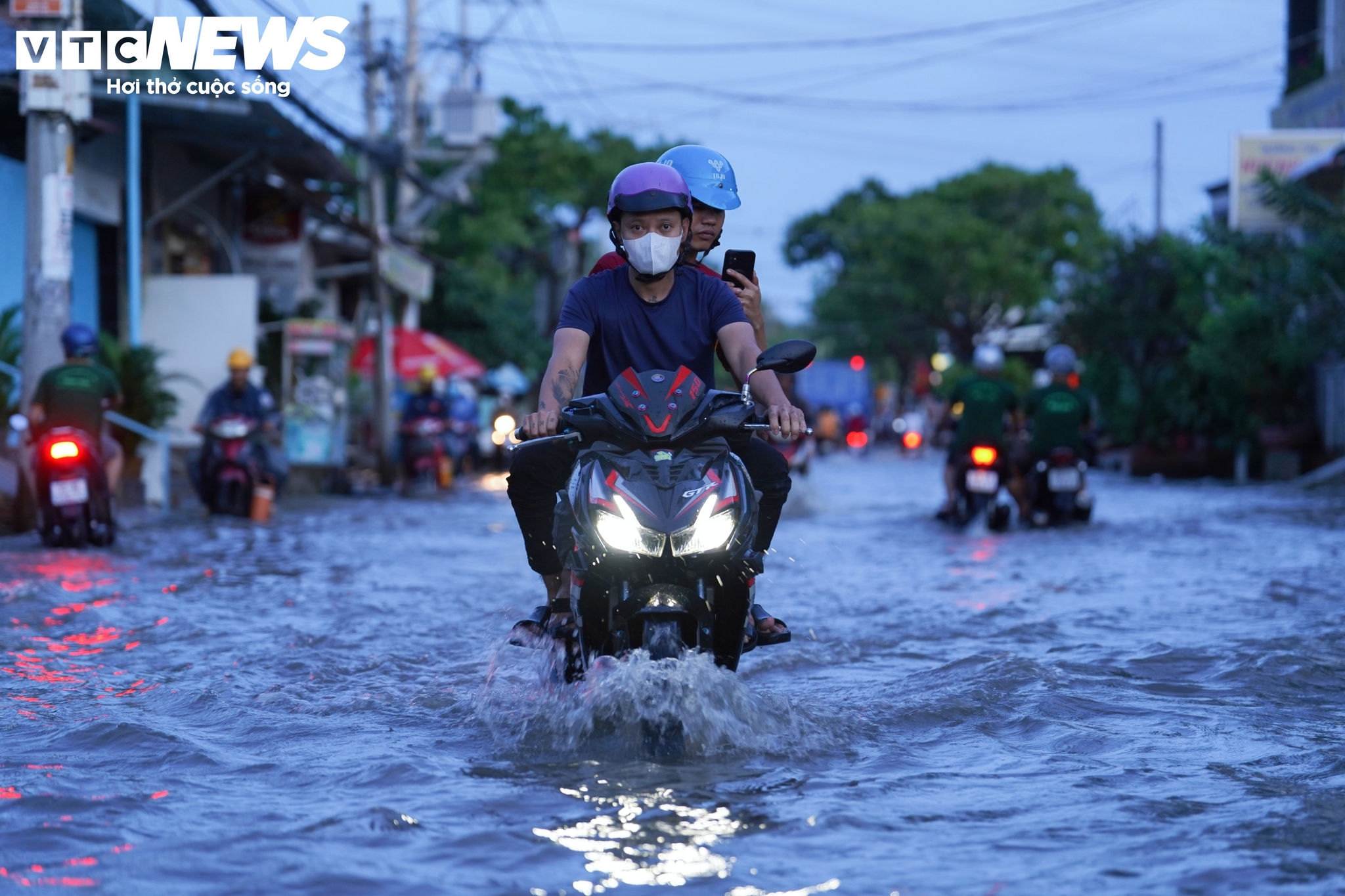 Theo Đài Khí tượng thủy văn Nam Bộ, đợt triều cường đầu tháng 9 âm lịch trên sông Sài Gòn đang lên nhanh. Sáng sớm 10/10, mực nước đỉnh triều tại trạm Nhà Bè đạt 1,71m, vượt báo động 3 là 11cm; tại trạm Phú An đạt 1,65m, cao hơn báo động 3 là 5cm. Trong khi đó, tại trạm Thủ Dầu Một, mực nước đạt 1,86m, vượt báo động 3 tới 26cm.