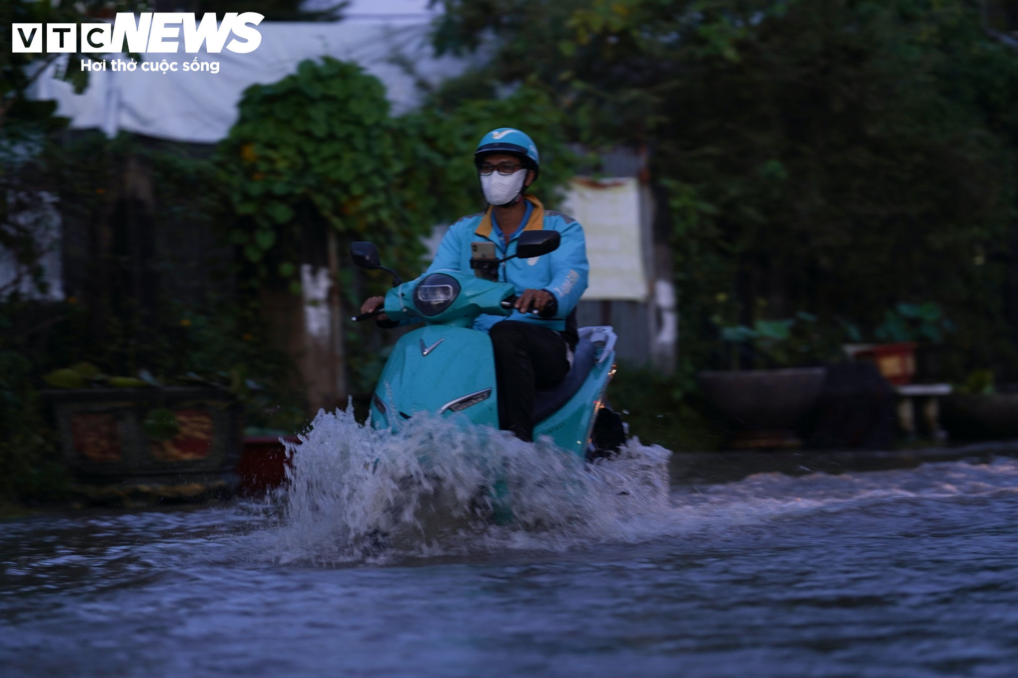 Đến khoảng 18h20 cùng ngày, mực nước trên đường Nguyễn Bình bắt đầu rút, việc đi lại của người dân dần thuận lợi hơn.