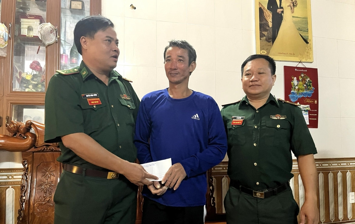 ngư dân mất tích vụ chìm tàu cá tự bơi vào bờ sau 8 tiếng lênh đênh trên biển hình ảnh 2 ngu dan mat tich vu chim tau ca tu boi vao bo sau 8 tieng lenh denh tren bien hinh anh 2
