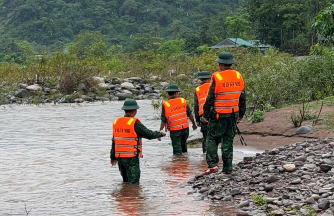 quang tri tim kiem nguoi phu nu bi nuoc cuon troi hinh anh 1