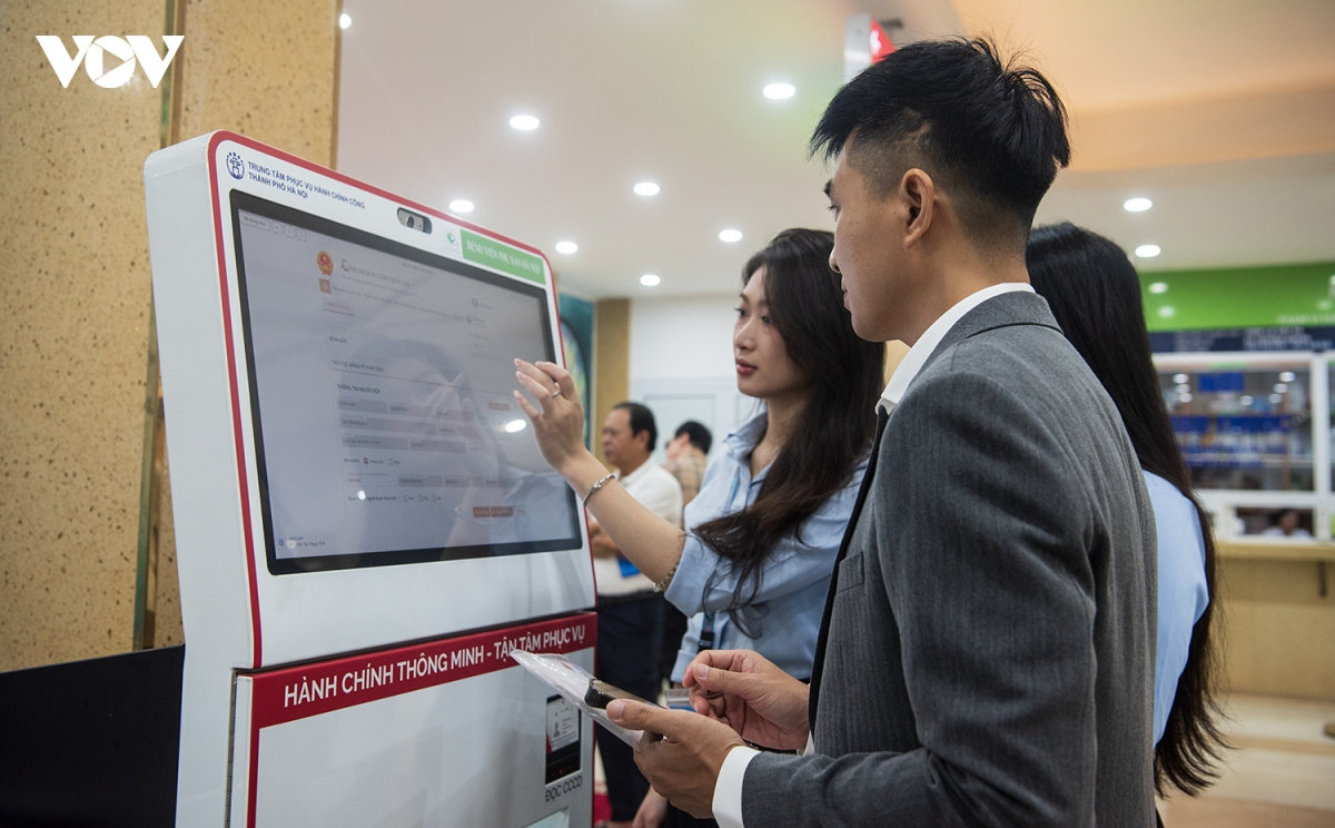 con vua chao doi, bo lam thu tuc khai sinh trong 10 phut ngay tai vien hinh anh 11
