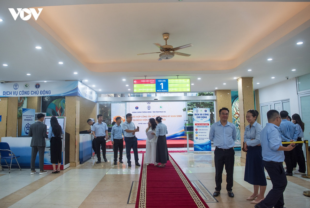 con vua chao doi, bo lam thu tuc khai sinh trong 10 phut ngay tai vien hinh anh 2