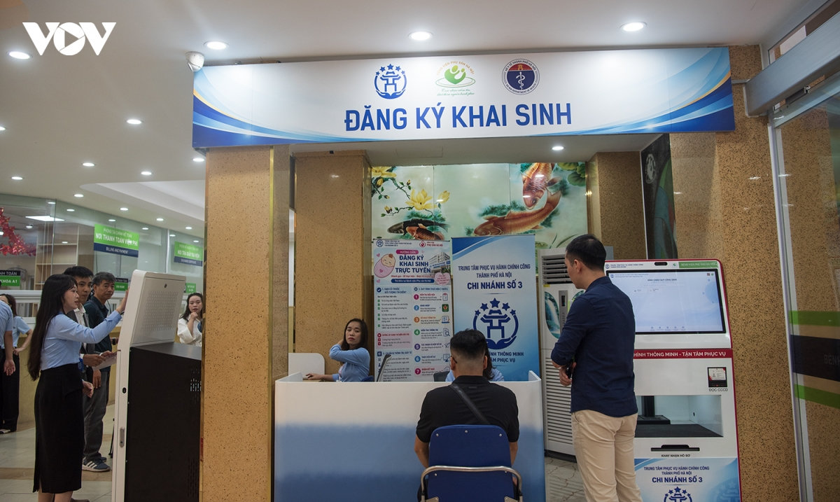 con vua chao doi, bo lam thu tuc khai sinh trong 10 phut ngay tai vien hinh anh 14