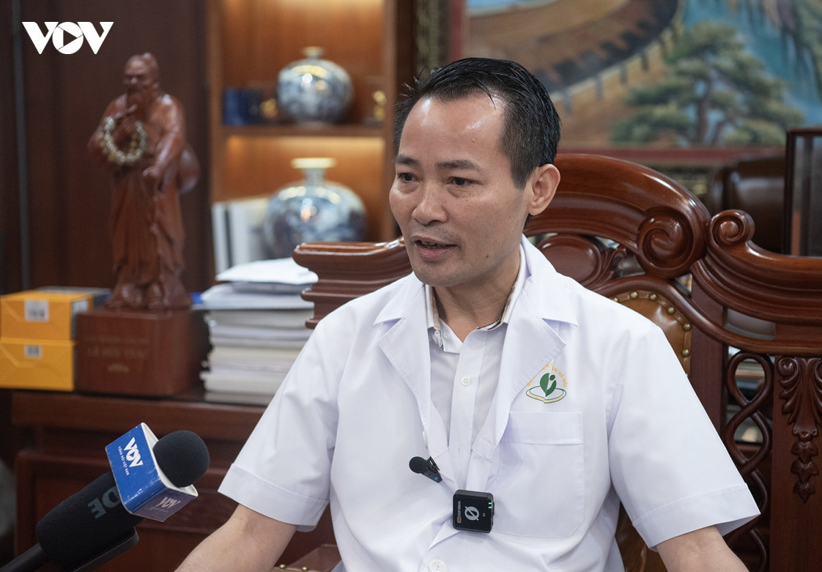con vua chao doi, bo lam thu tuc khai sinh trong 10 phut ngay tai vien hinh anh 13