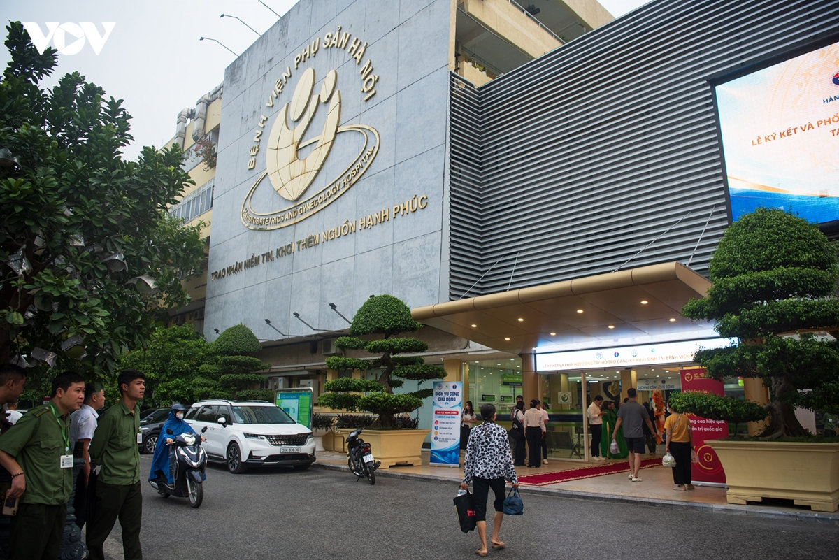 con vua chao doi, bo lam thu tuc khai sinh trong 10 phut ngay tai vien hinh anh 1