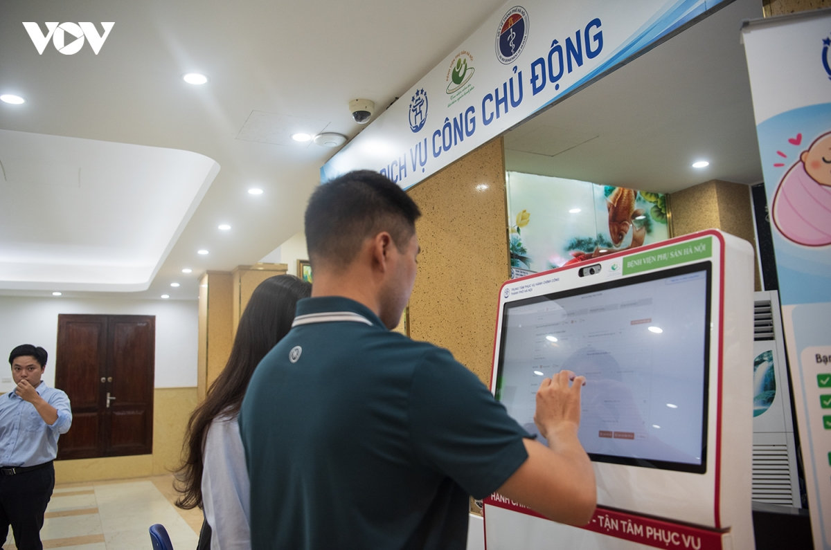 con vua chao doi, bo lam thu tuc khai sinh trong 10 phut ngay tai vien hinh anh 5
