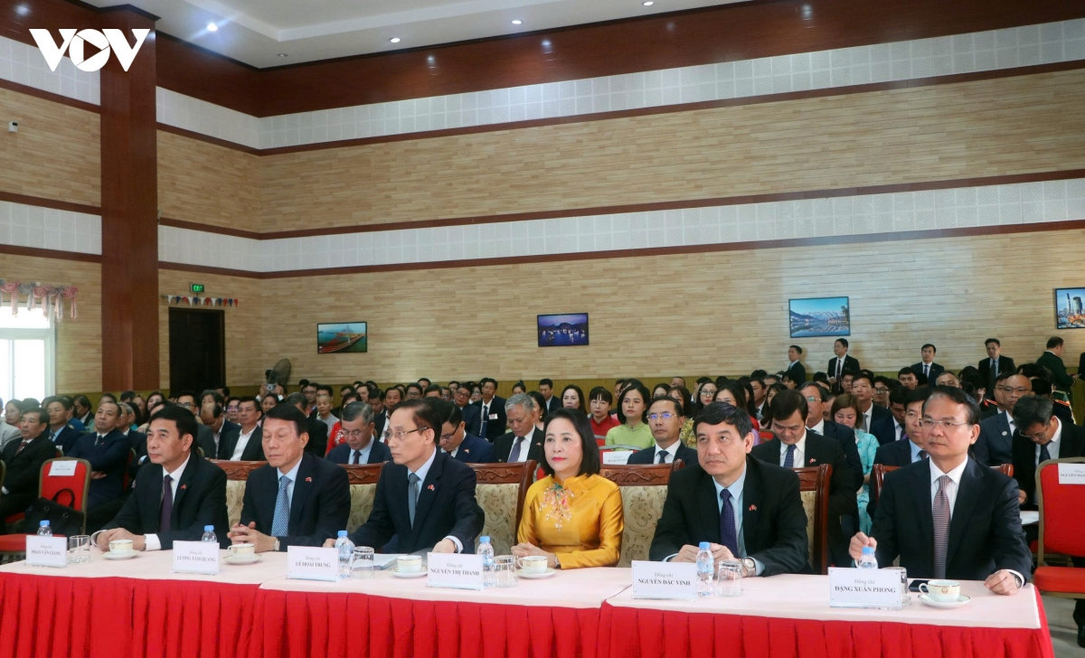 thủ tướng gặp cộng đồng và cơ quan đại diện tại campuchia hình ảnh 2 thu tuong gap cong dong va co quan dai dien tai campuchia hinh anh 2