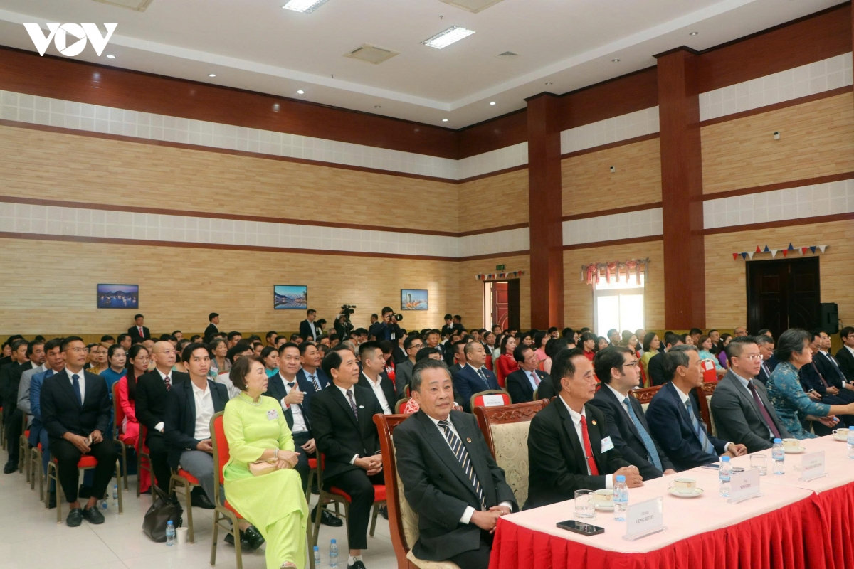 thủ tướng gặp cộng đồng và cơ quan đại diện tại campuchia hình ảnh 3 thu tuong gap cong dong va co quan dai dien tai campuchia hinh anh 3