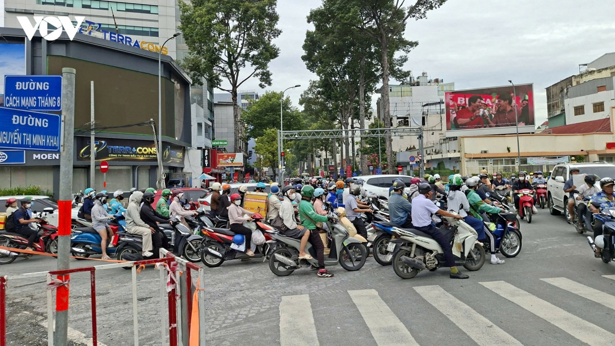 tp.hcm bat dau phan luong nhieu tuyen duong de lam metro, nguoi dan lung tung hinh anh 2