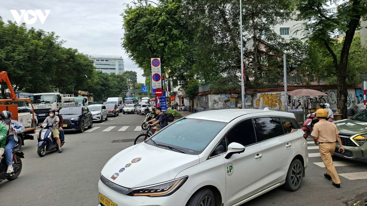 tp.hcm bat dau phan luong nhieu tuyen duong de lam metro, nguoi dan lung tung hinh anh 4